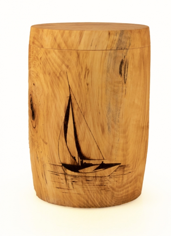 Holzurne mit Segelboot