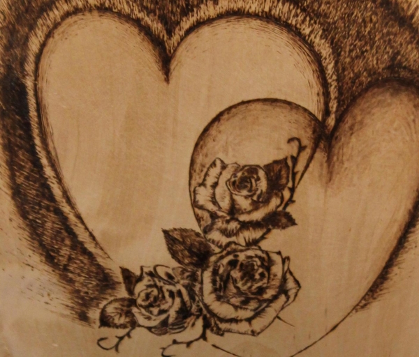 Holzurne mit Herz und Rose