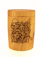 Holzurne mit Blumenmuster