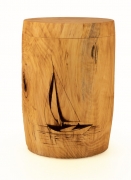 Holzurne mit Segelboot
