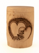 Holzurne mit Herz und Rose