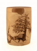 Holzurne mit Baum und Bank