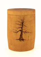 Holzurne mit Baum