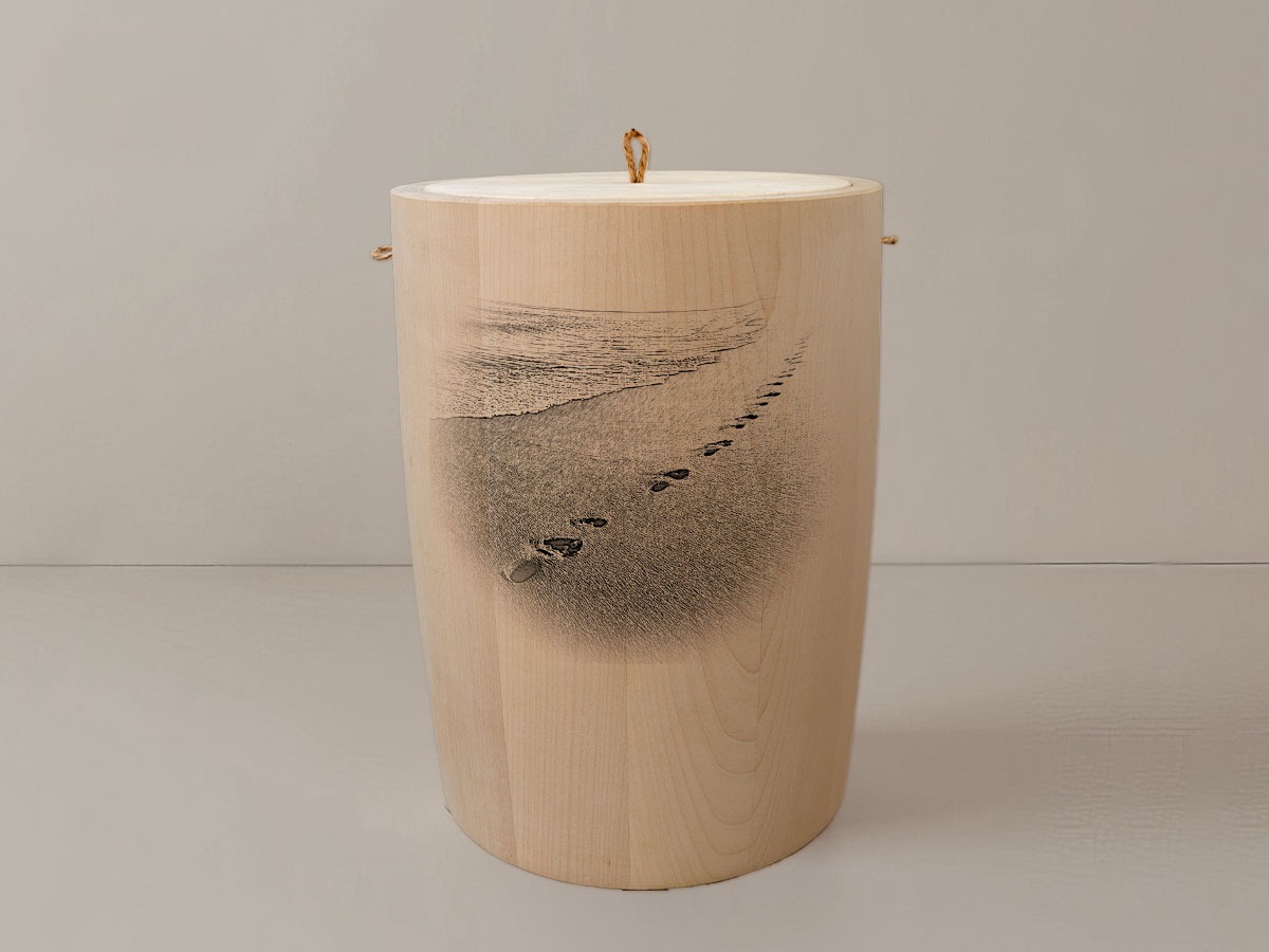 Spuren im Sand – Urne aus Ahorn