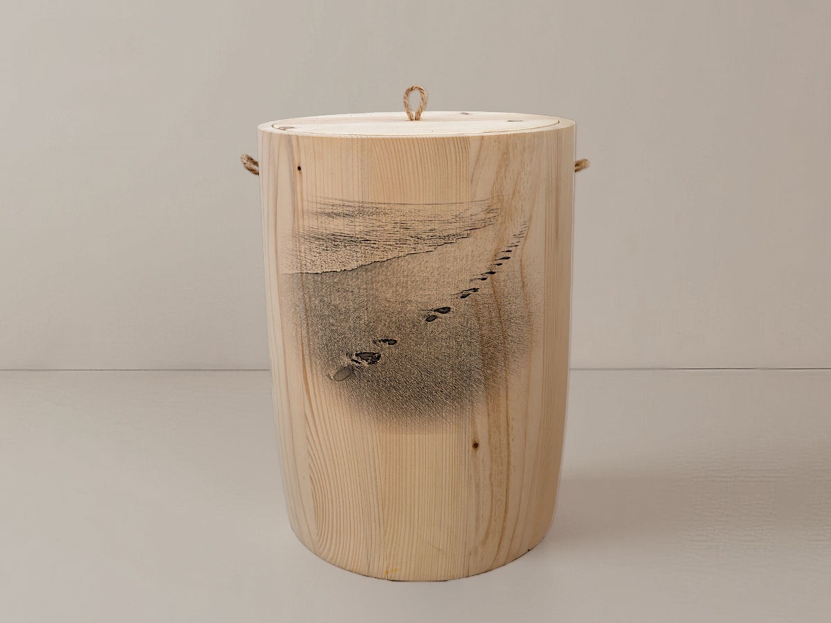 Spuren im Sand – Urne aus Fichte