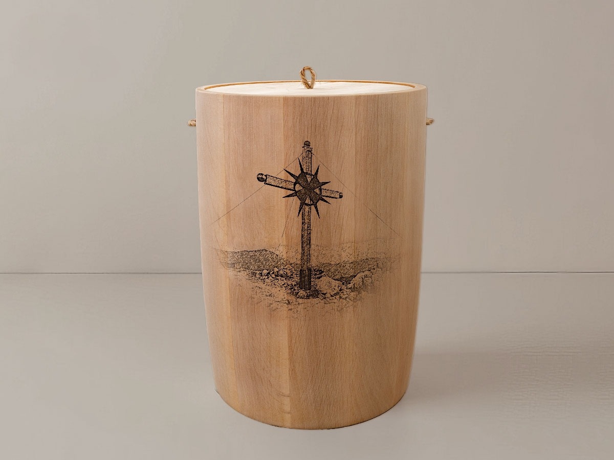 Gipfelkreuz – Urne aus Erle