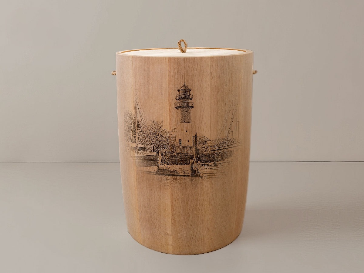 Leuchtturm Büsum – Urne aus Erle