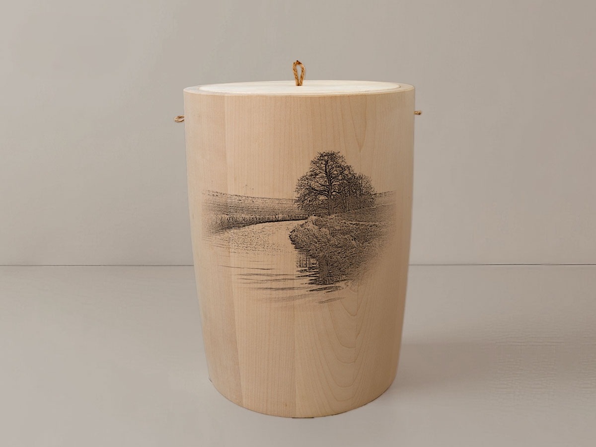 Am Fluss – Urne aus Ahorn